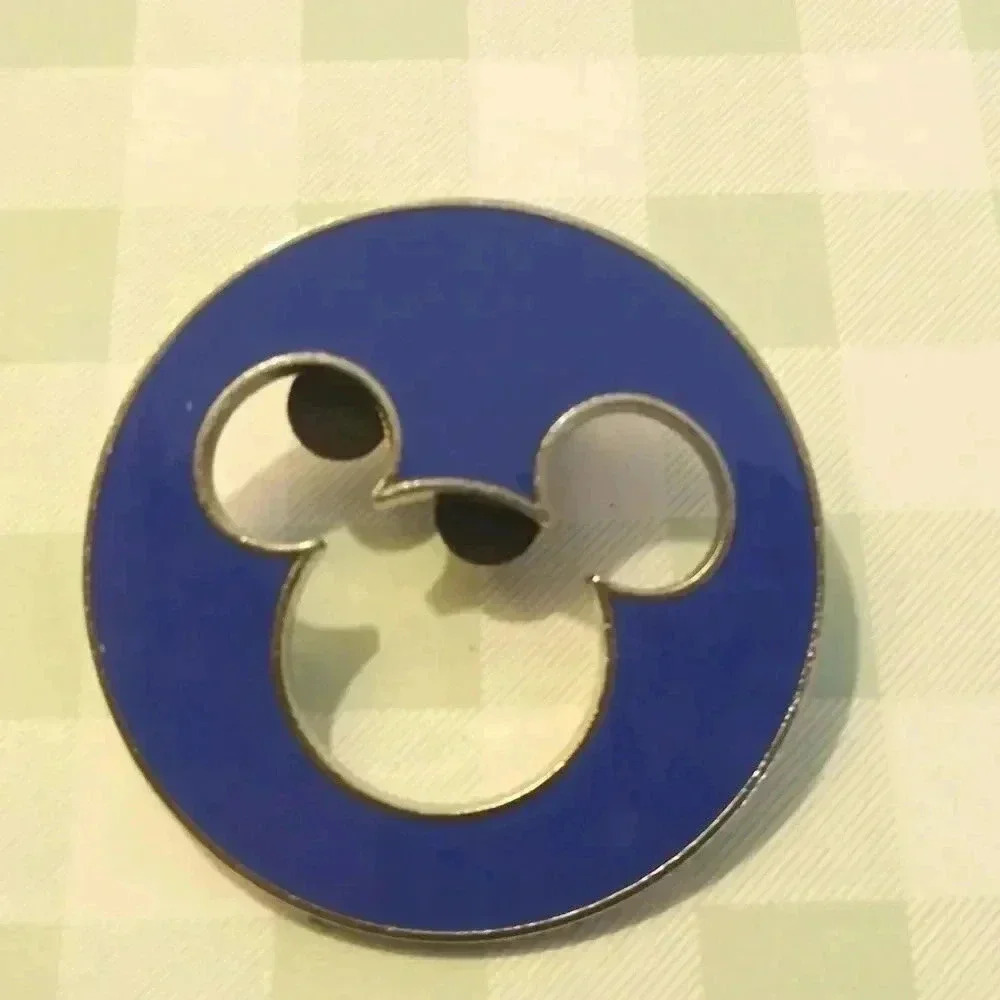 3/$15🎉Mickey logo enamel pin